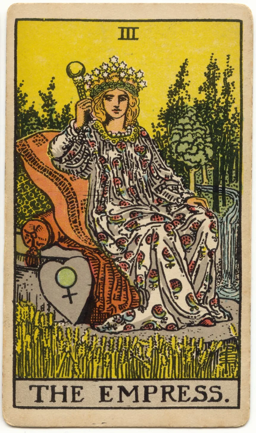 A Imperatriz no tarot Rider-Waite-Smith: figura coroada sentada entre vegetação, com cetro e escudo de Vênus.