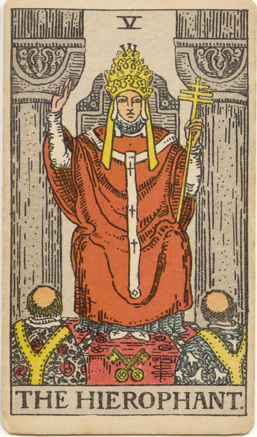 O Hierofante no tarot Rider-Waite-Smith: figura em vestes religiosas diante de dois discípulos, com chaves cruzadas aos pés.