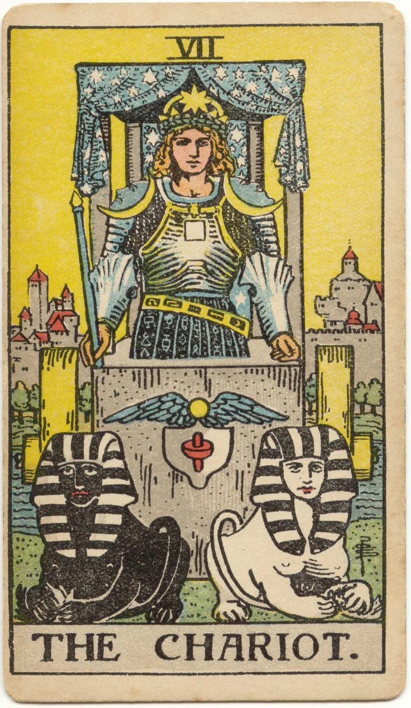 O Carro no tarot Rider-Waite-Smith: figura de armadura sob dossel estrelado, com duas esfinges diante da carruagem.