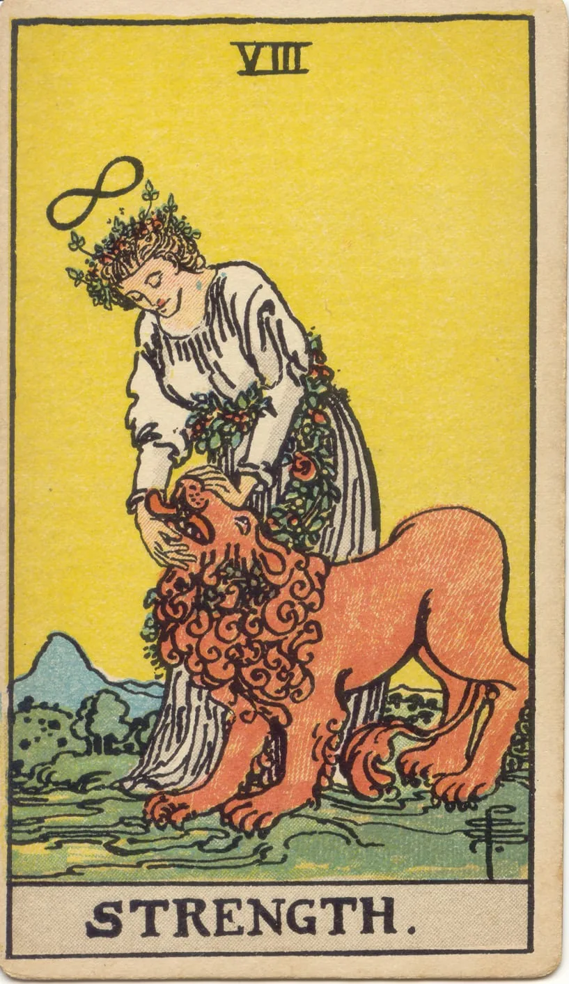 A Força no tarot Rider-Waite-Smith: mulher de túnica branca toca a boca de um leão, sob o símbolo do infinito.
