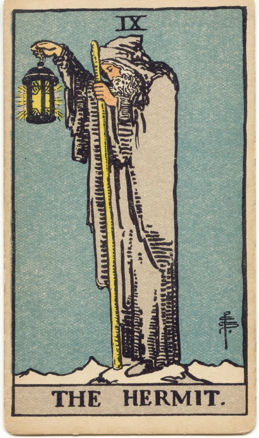 O Eremita no tarot Rider-Waite-Smith: homem idoso de manto cinza segura uma lanterna e um cajado.