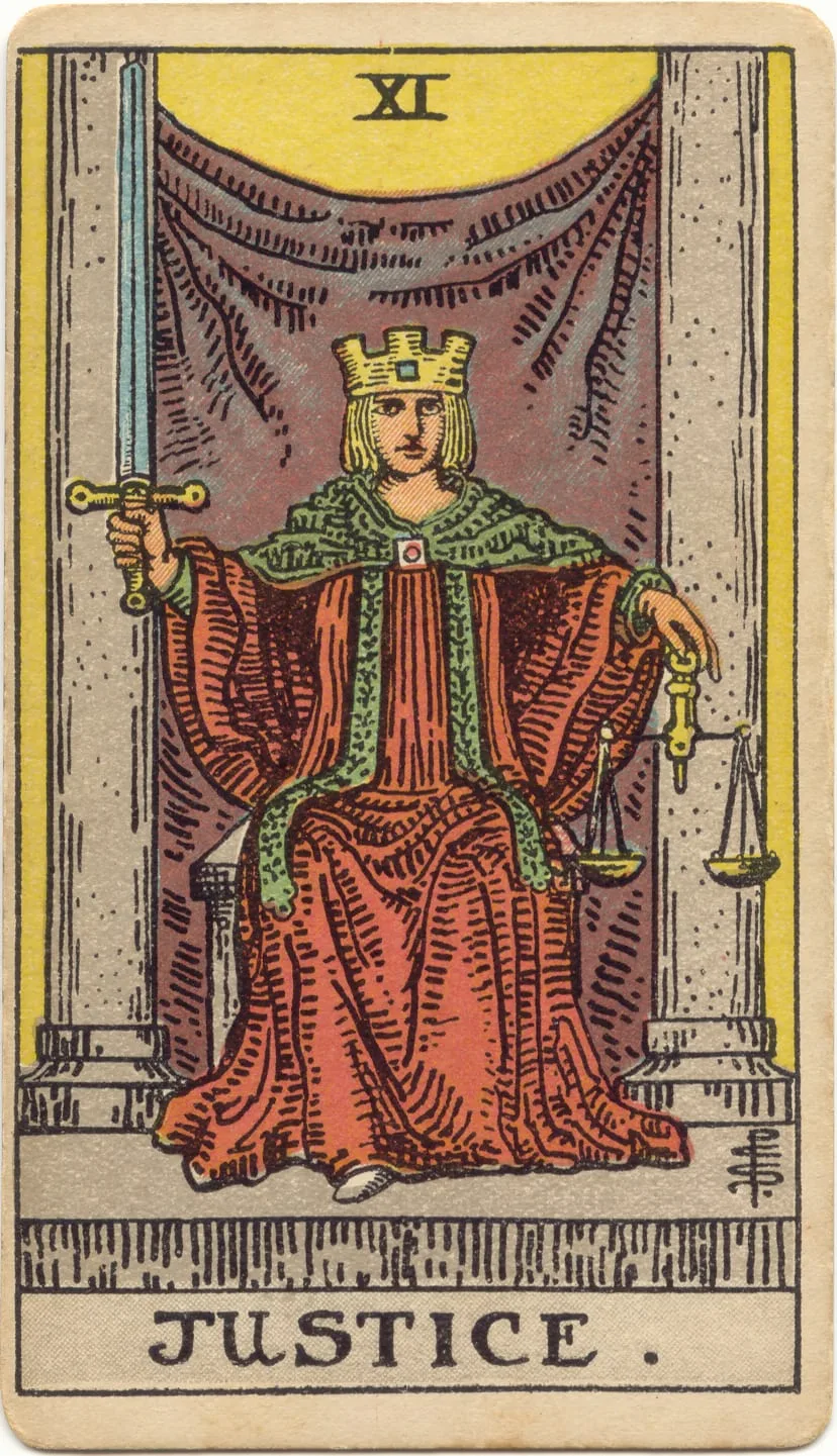 Justiça no tarot Rider-Waite-Smith: figura coroada entre dois pilares, segurando uma balança e uma espada erguida.