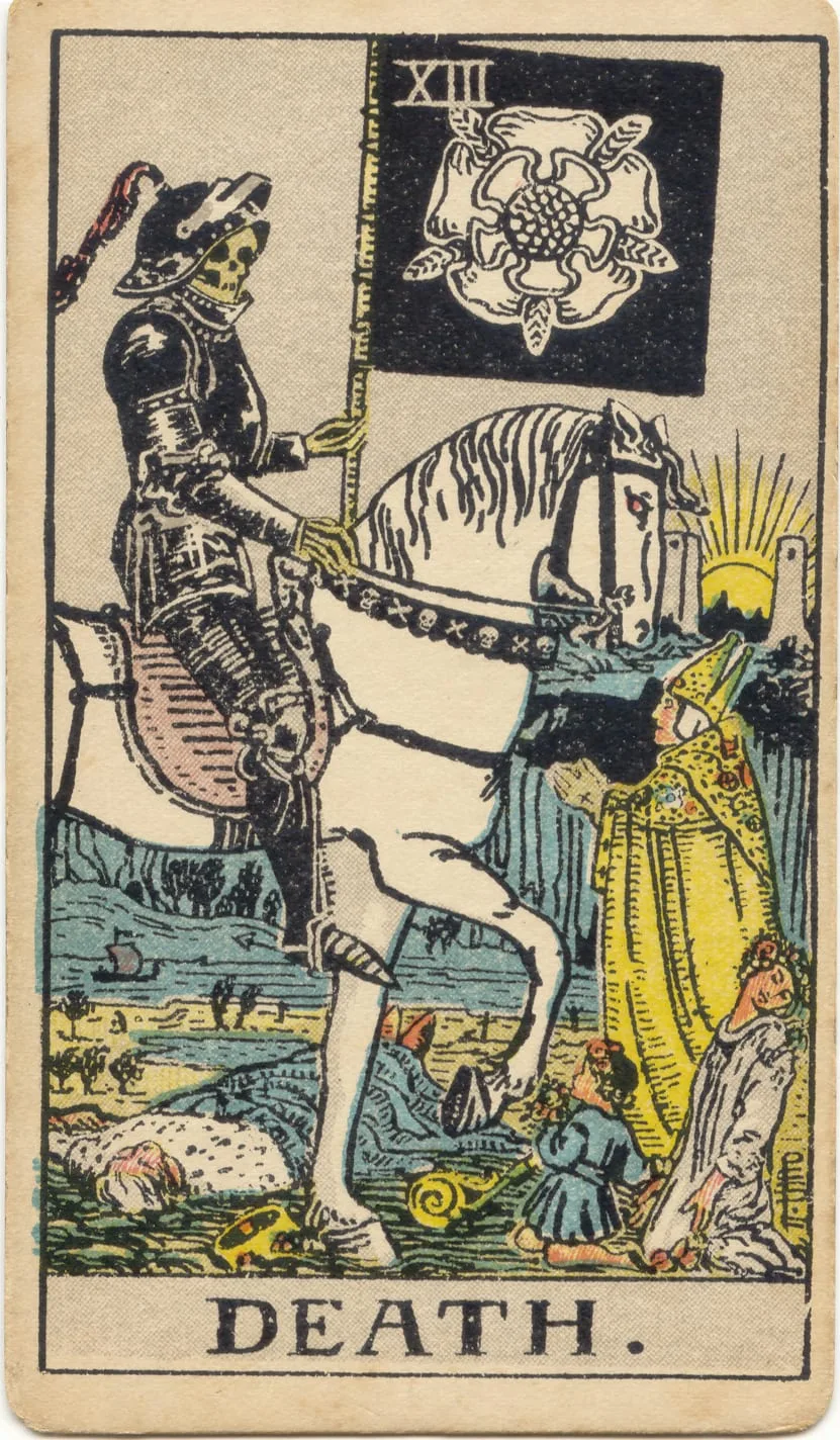 A Morte no tarot Rider-Waite-Smith: figura de armadura sobre um cavalo branco, com bandeira negra e flor clara; ao fundo, o sol entre duas torres.
