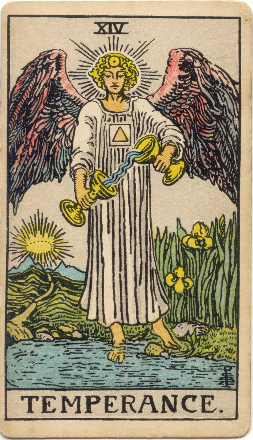 A Temperança no tarot Rider-Waite-Smith: figura angelical verte água entre duas taças, com um pé na terra e outro na água.