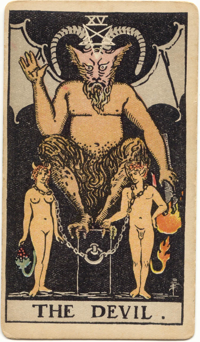 O Diabo no tarot Rider-Waite-Smith: figura com chifres e asas acima de duas figuras humanas acorrentadas, diante de um fundo escuro.