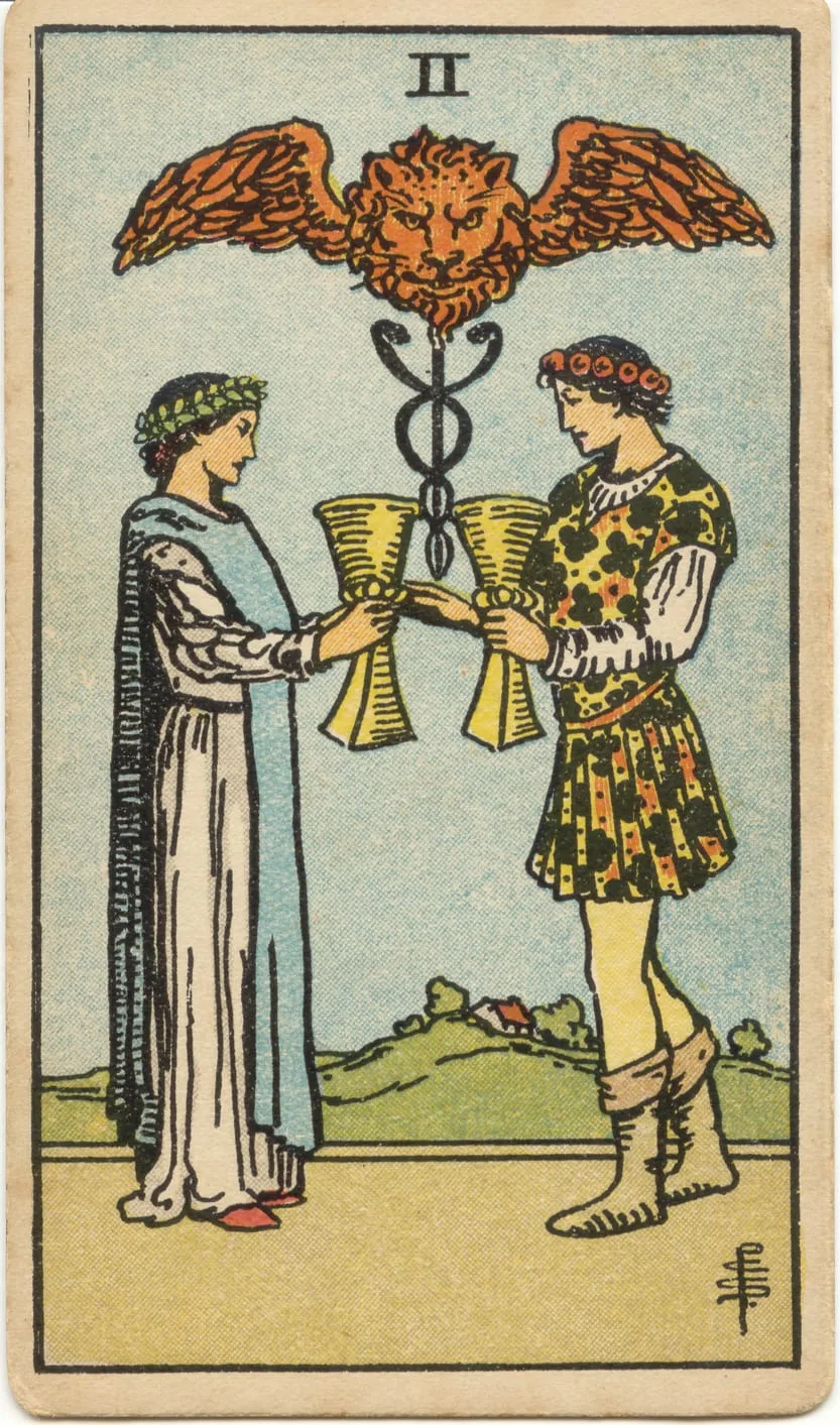 Dois adultos frente a frente, cada um com uma taça dourada, sob uma cabeça de leão alada e um caduceu com duas serpentes.