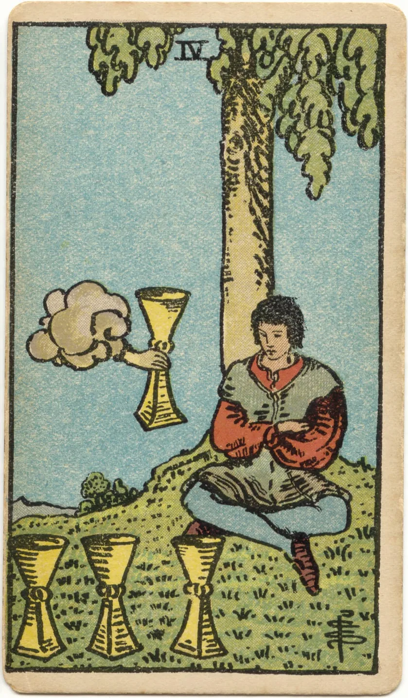 Pessoa sentada sob uma árvore com braços e pernas cruzados, três taças na grama e uma quarta oferecida por uma mão que sai de uma nuvem à esquerda.