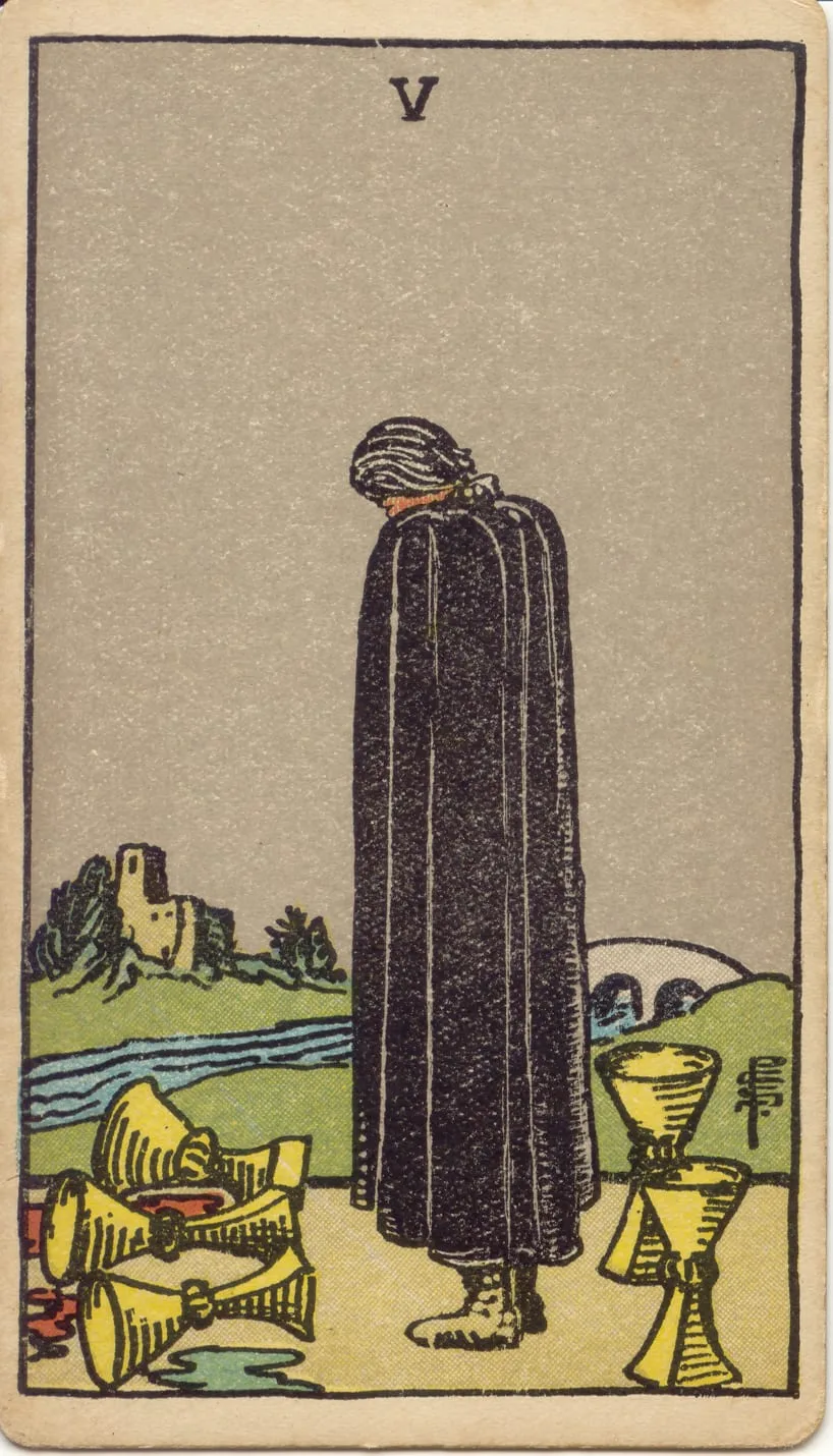Pessoa de manto negro observa três taças tombadas, com duas em pé atrás de si; ao fundo, um rio, uma ponte de arcos e uma torre.