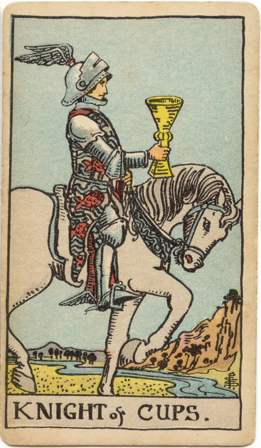 Cavaleiro de armadura com ornamentos alados monta um cavalo claro, voltado para a direita, e oferece uma taça diante de um rio.