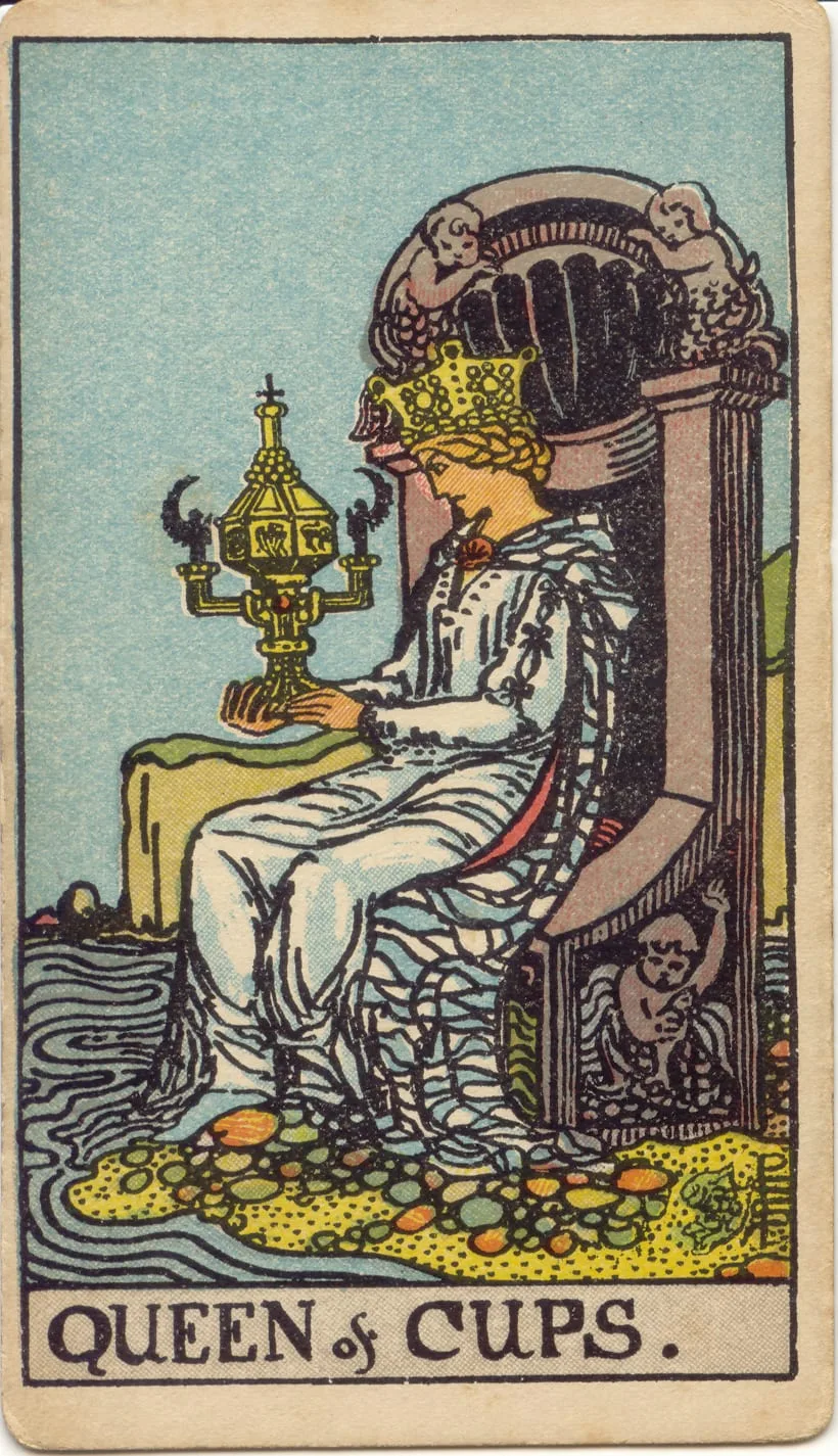 Rainha coroada sentada de perfil à esquerda segura um cálice fechado, em um trono com figuras esculpidas junto à água.