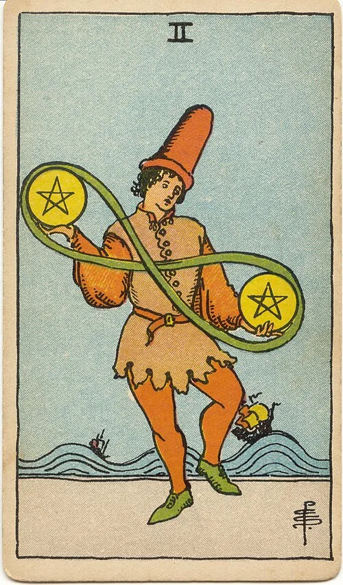 Figura com chapéu alto e um pé elevado segura dois pentáculos unidos por faixa verde em infinito, com dois navios sobre ondas ao fundo.
