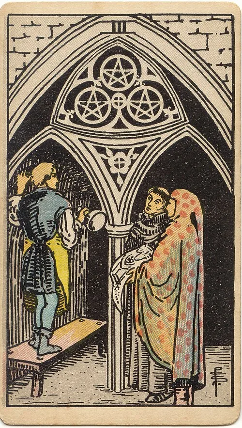 Artesão sobre um banco conversa com duas figuras sob um arco gótico com três pentáculos de pedra, um acima e dois abaixo.
