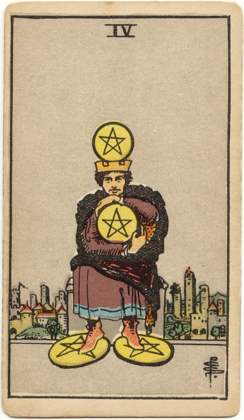 Figura coroada sentada segura um pentáculo ao peito, outro fica sobre a coroa e dois sob os pés, com cidade ao fundo.