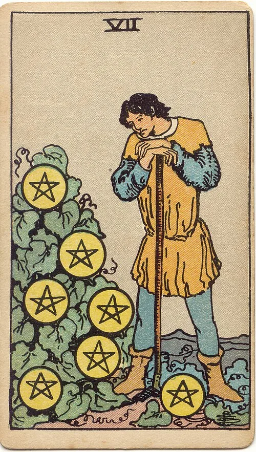 Figura à direita apoia as mãos em ferramenta de cabo longo diante de uma planta com seis pentáculos e um sétimo no chão.