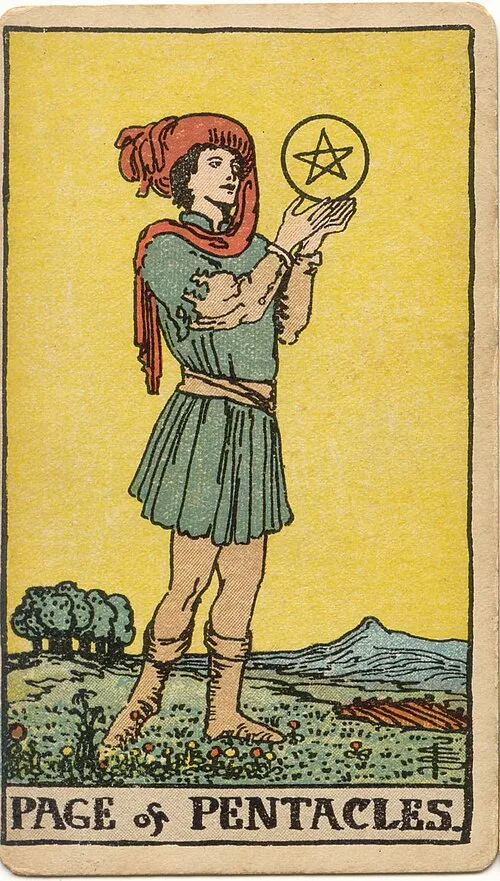 Jovem com túnica verde e chapéu vermelho contempla um único pentáculo entre as mãos, em campo florido com árvores e terra cultivada.