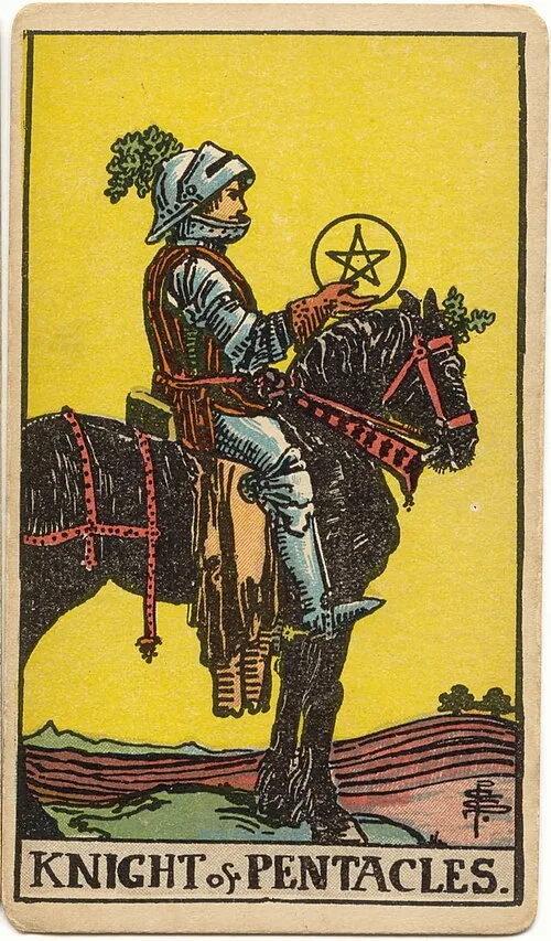 Cavaleiro de armadura sobre cavalo preto parado, voltado à direita, apresenta um único pentáculo diante de campos cultivados.