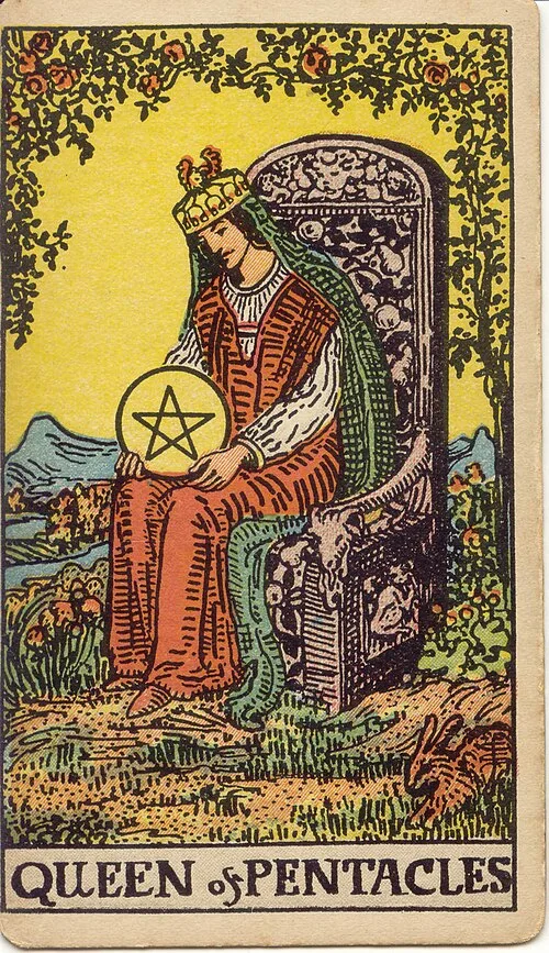 Rainha de vestido vermelho e véu verde segura um pentáculo no colo, sob rosas, com um coelho junto ao trono de pedra.