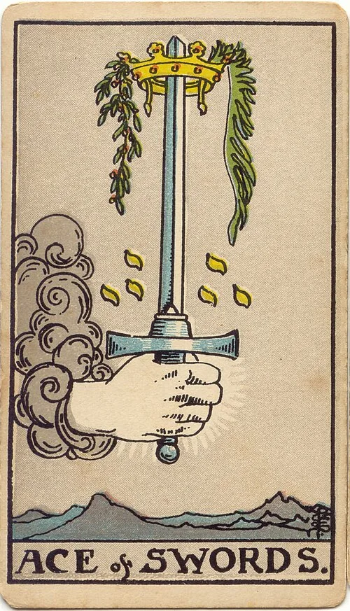 Uma mão saindo de nuvem segura uma espada vertical através de uma coroa, com dois ramos, seis sinais dourados e montanhas abaixo.