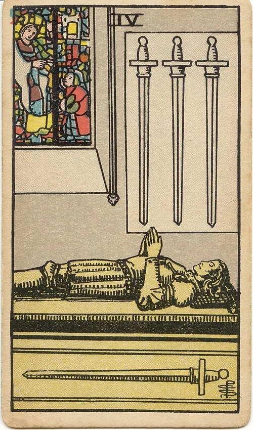 Efígie dourada de cavaleiro sobre tumba, cabeça à direita e mãos em prece, com três espadas na parede e uma horizontal na tumba.