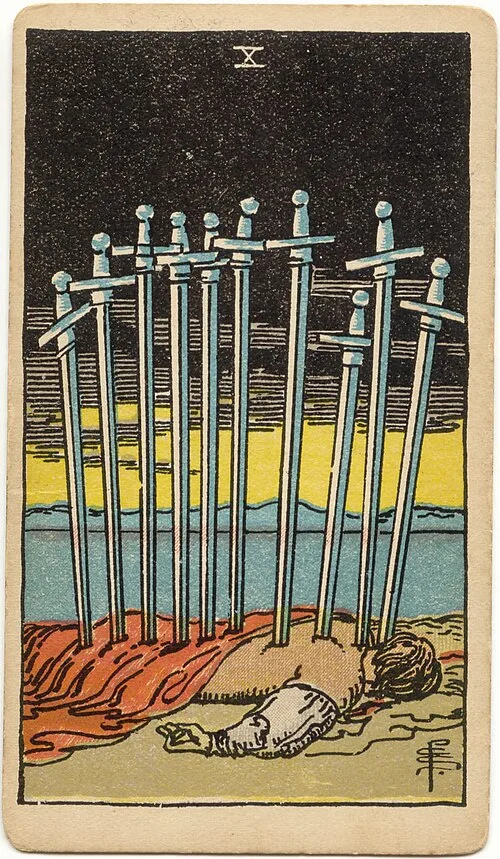 Figura de bruços com cabeça à direita e tecido vermelho, dez espadas representadas nas costas e faixa dourada no horizonte sobre a água.