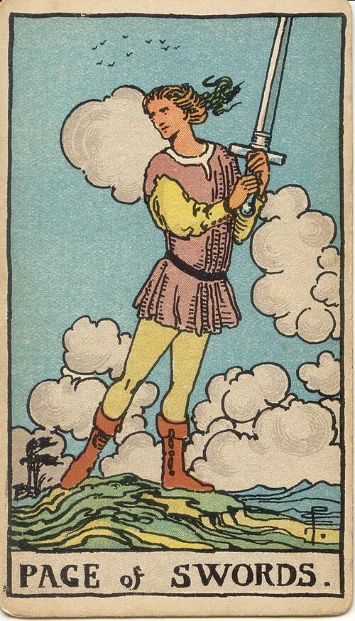 Figura jovem segura uma espada com as duas mãos, em terreno elevado, olhando à esquerda sob nuvens e aves.