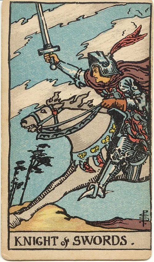 Cavaleiro de armadura num cavalo branco avança à esquerda com espada erguida, capa e penacho vermelhos ao vento.