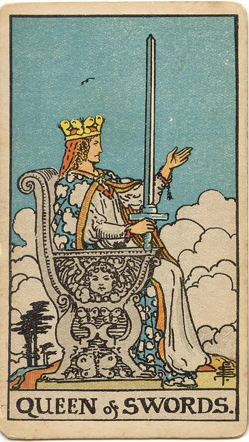 Rainha de perfil à direita segura uma espada vertical e estende a mão esquerda aberta, sentada em trono ornamentado.