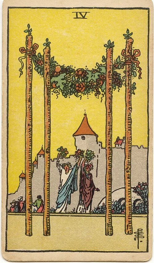 Quatro bastões com guirlanda vegetal estão em primeiro plano; duas figuras erguem flores diante de uma casa com torre e de uma ponte.