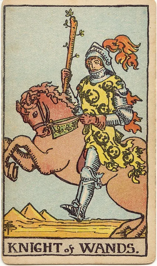 Cavaleiro de armadura segura um bastão sobre cavalo castanho voltado à esquerda com as patas dianteiras erguidas, diante de formas piramidais.
