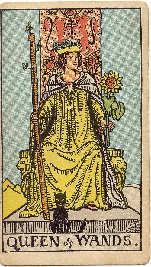 Rainha sentada em trono com motivos de leões, rosto à direita do observador, um bastão e um girassol nas mãos e um gato preto aos pés.