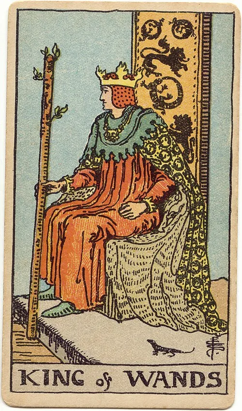 Rei sentado de perfil à esquerda segura um bastão, com vestes vermelhas e trono ornamentado com leões e salamandras; pequeno lagarto no chão.