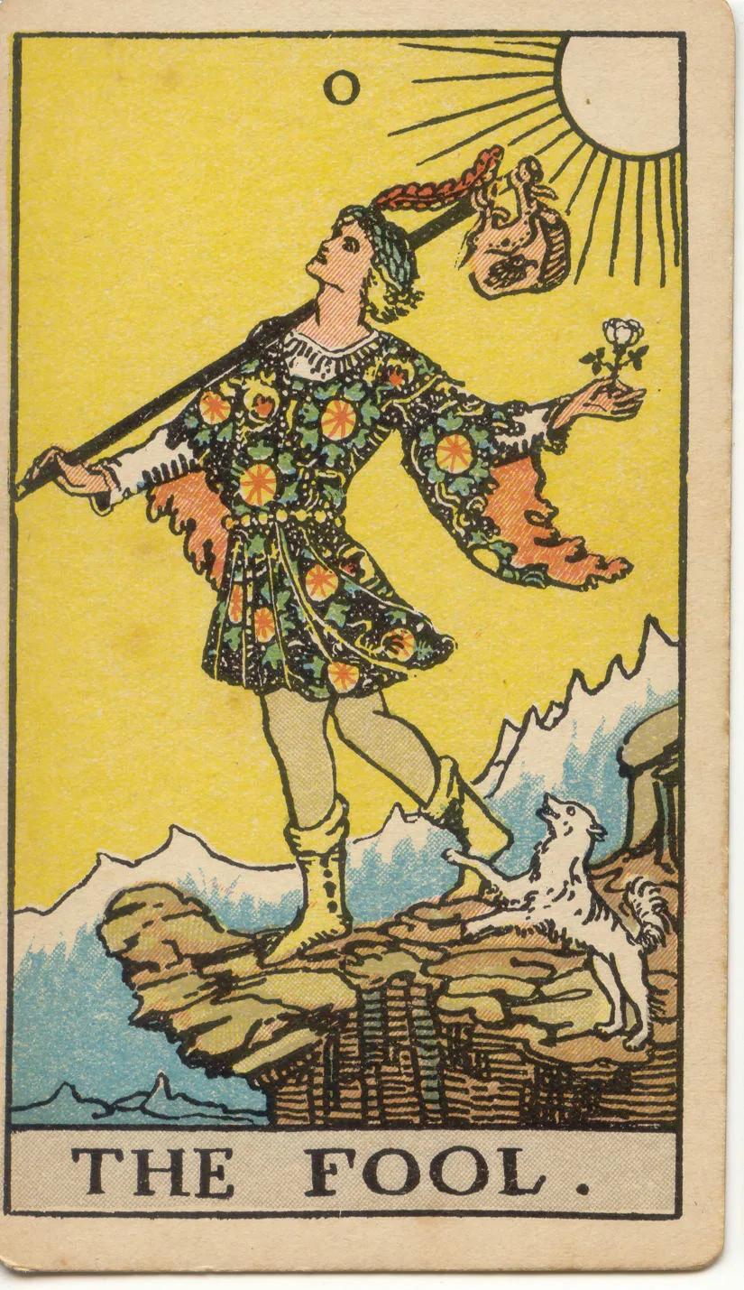 O Louco: figura com trouxa e rosa branca à beira de um precipício, acompanhada de um cachorro, sob um céu amarelo.